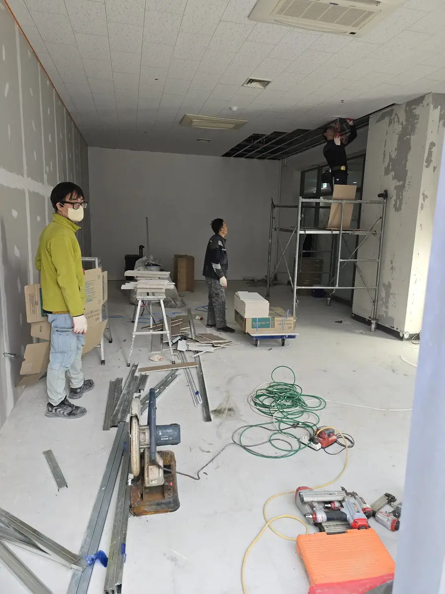 상가 철거 원복 작업자 공구 작업 중